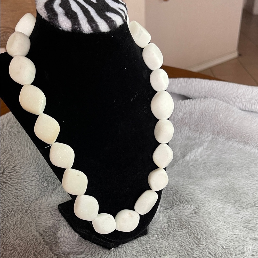 Elegant White Beaded Jewelry Set - Picture 4 of 7